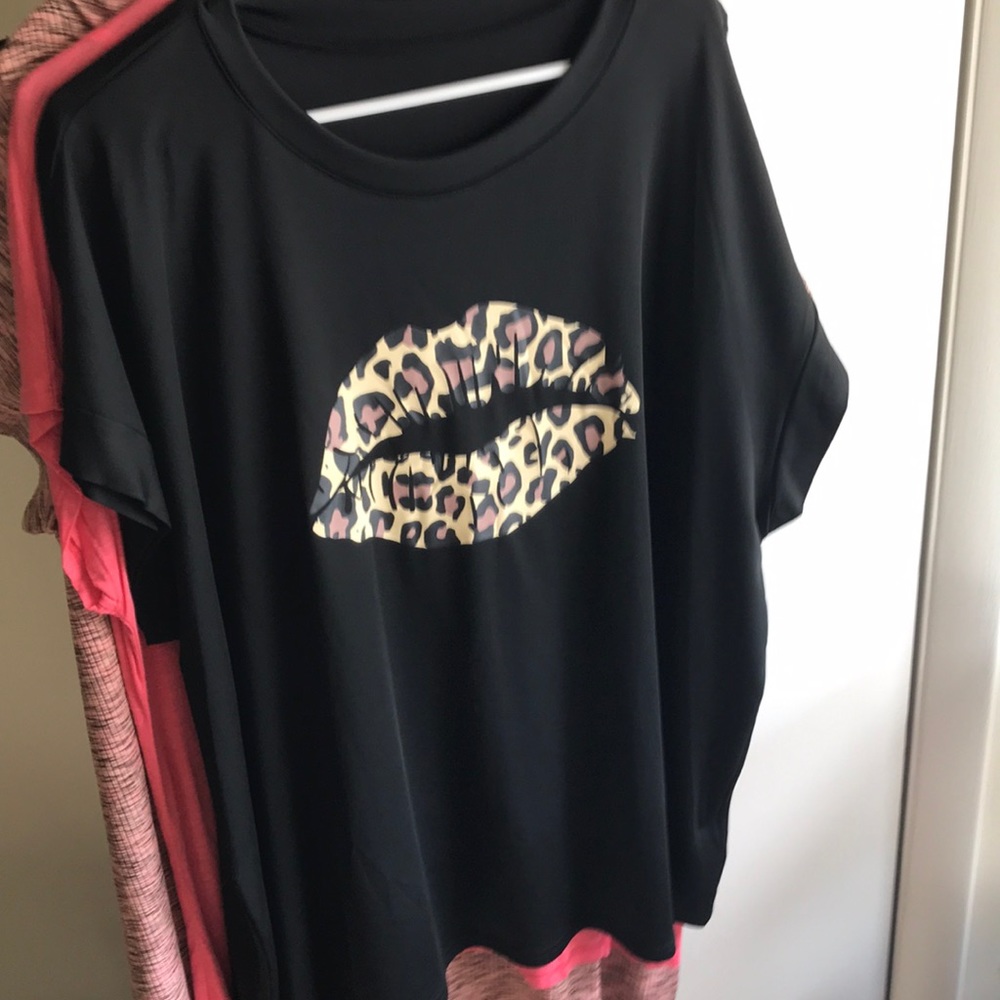 Black polyester shirt with leopard lips